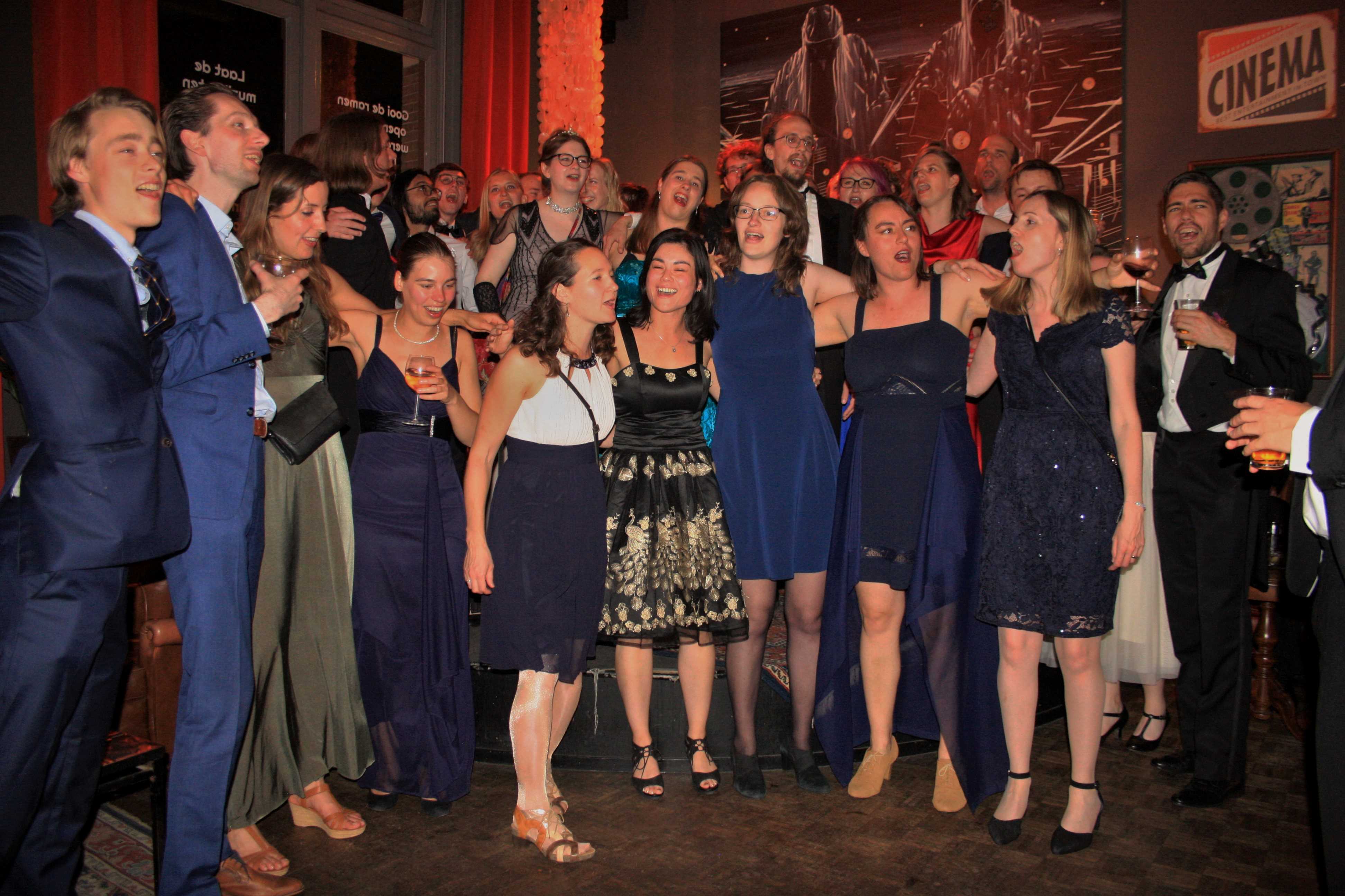 zingende M.O.C.C.A.nen op het gala voor het 100 jarig bestaan